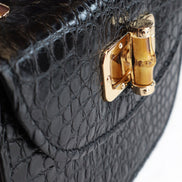 Δερμάτινη τσάντα Alvara Black Croco σε μαύρο δέρμα με ανάγλυφο croco - Λεπτομέρεια ραφής και υλικών πλαϊνού - ELLIA