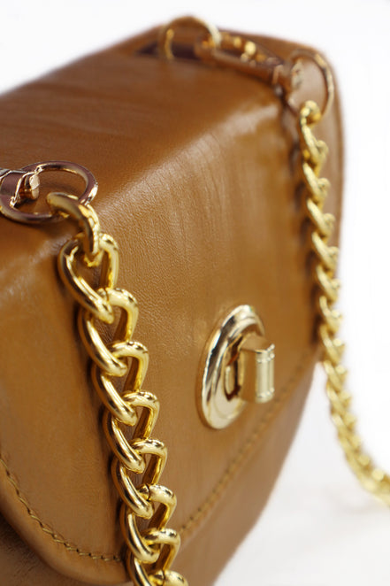 Λεπτομέρεια ραφής και μπεζ ιταλικού δέρματος τσάντας Martelago Beige - ELLIA
